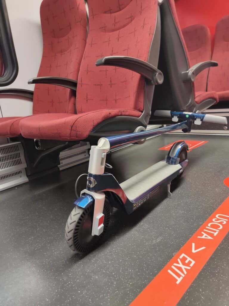 03_on-the-train - Online Tech Tips The Folding Mechanism image - 03_on-the-train