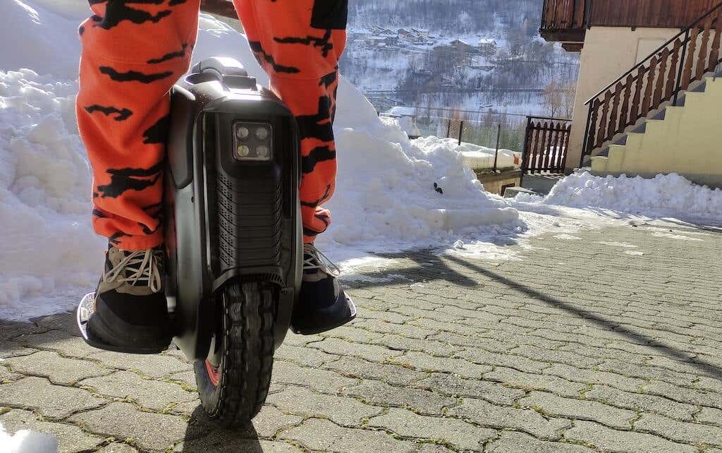 the-inmotion-v12ht-unicycle-ready-for-the-next-generation-electric-transport-14-compressed - Online Tech Tips Performance and Features image 2 - the-inmotion-v12ht-unicycle-ready-for-the-next-generation-electric-transport-14-compressed