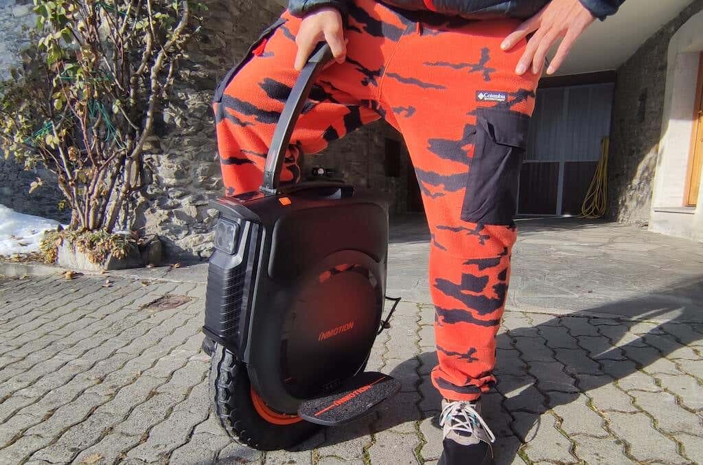 the-inmotion-v12ht-unicycle-ready-for-the-next-generation-electric-transport-8-compressed - Online Tech Tips Design & Unpacking image 3 - the-inmotion-v12ht-unicycle-ready-for-the-next-generation-electric-transport-8-compressed