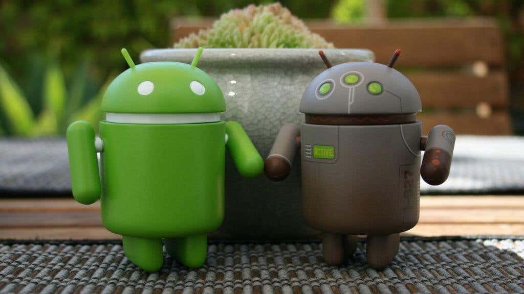what-is-the-latest-version-of-android-12-compressed - Online Tech Tips Two Android logo robots - what-is-the-latest-version-of-android-12-compressed