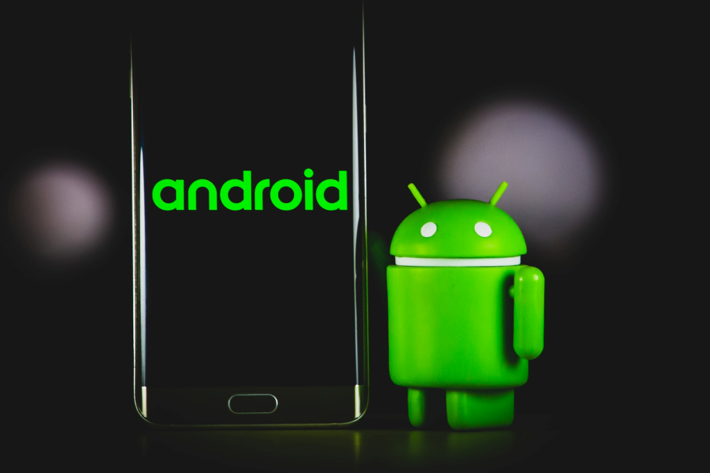 whats-the-latest-version-of-android-14 - Online Tech Tips Android logo robot next to a Samsung device - whats-the-latest-version-of-android-14